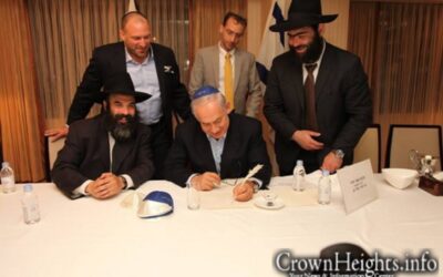 Binyamin Netanyahou participe à l'écriture d'un Sefer Torah à Tokyo