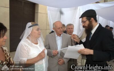 Dix neuf couples célèbrent leur mariage juif en Ukraine