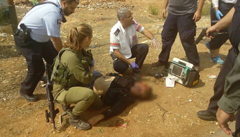 Attentat au couteau à Kiryat Arba (vendredi) : un policier légèrement blessé - le terroriste abattu