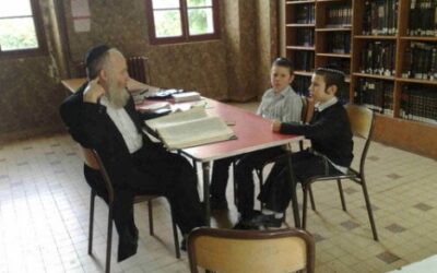 Le Rav Hilik Kalmenson interroge les élèves du Heder Chnéor
