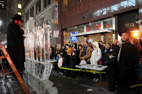 Allumage public d'une Menorah géante en glace à Manhattan
