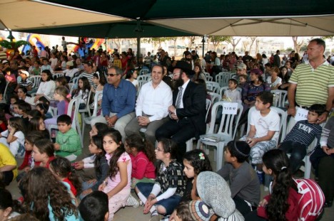 Des centaines de personnes assistent à la conférence de protestation contre les activités missionnaires à Ashdod