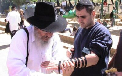 NETANYA : Il reçoit un PV de 730 shekel pour avoir proposé de mettre les Tefilines dans un lieu public!