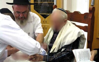 Circoncision d'un bébé après le sauvetage de sa mère d'un village arabe