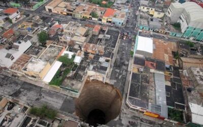 GUATEMALA - Les fortes pluies provoquent un affaissement du sol en plein centre de la capitale