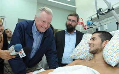 REPORTAGE: Jon Voight au chevet des blessés des derniers attentats