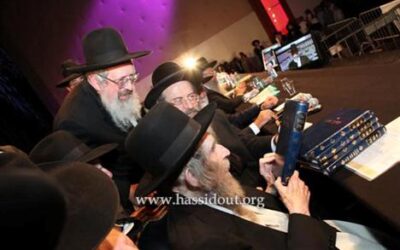 Une délégation de Rabbanim Loubavitch au Kinous organisé en l'honneur du Rav Aharon Leib Steinman