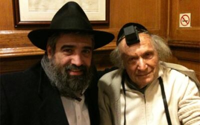 Le violoniste Ivry Gitlis met les Tefilines avec Dan Tuitou