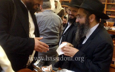 Photo du jour : distribution du Leka'h au Beth Haya Mouchka