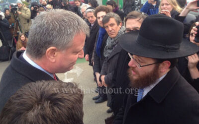 Photo du jour : Rav Levi Matusof avec le maire de New York Bill de Blasio devant l'Hypercacher ce matin