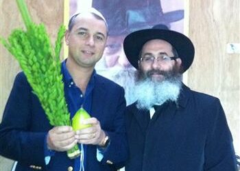M. Philippe Karsenty, maire-adjoint à Neuilly, fait la Mitzva du Loulav avec le Rav David Zaoui