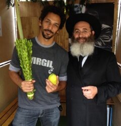 Photo du jour : Tomer Sisley et la Mitsva du Loulav